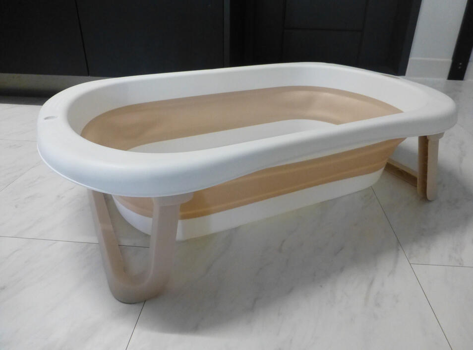A baby bathtub is also always kept here