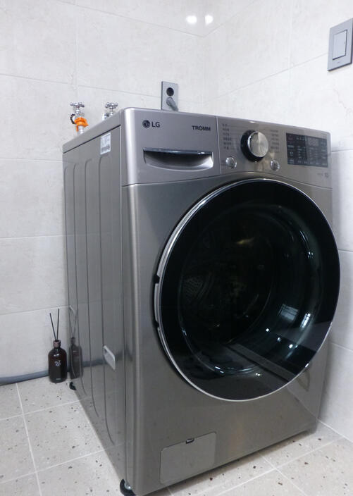 An LG washer. An LG washer.