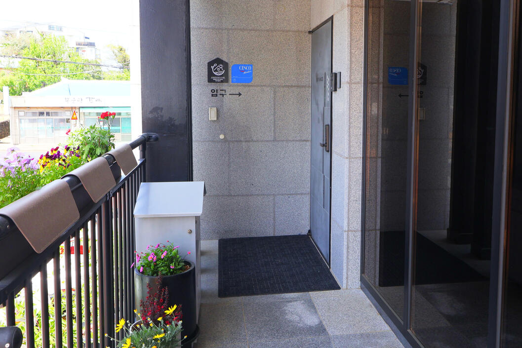 The entrance door to the building is on your extreme left.
